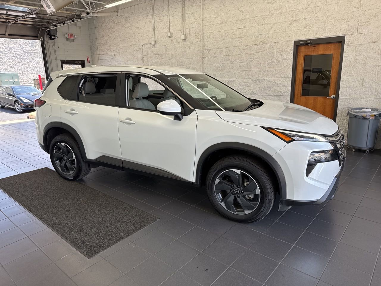 Used 2025 Nissan Rogue SV image 1