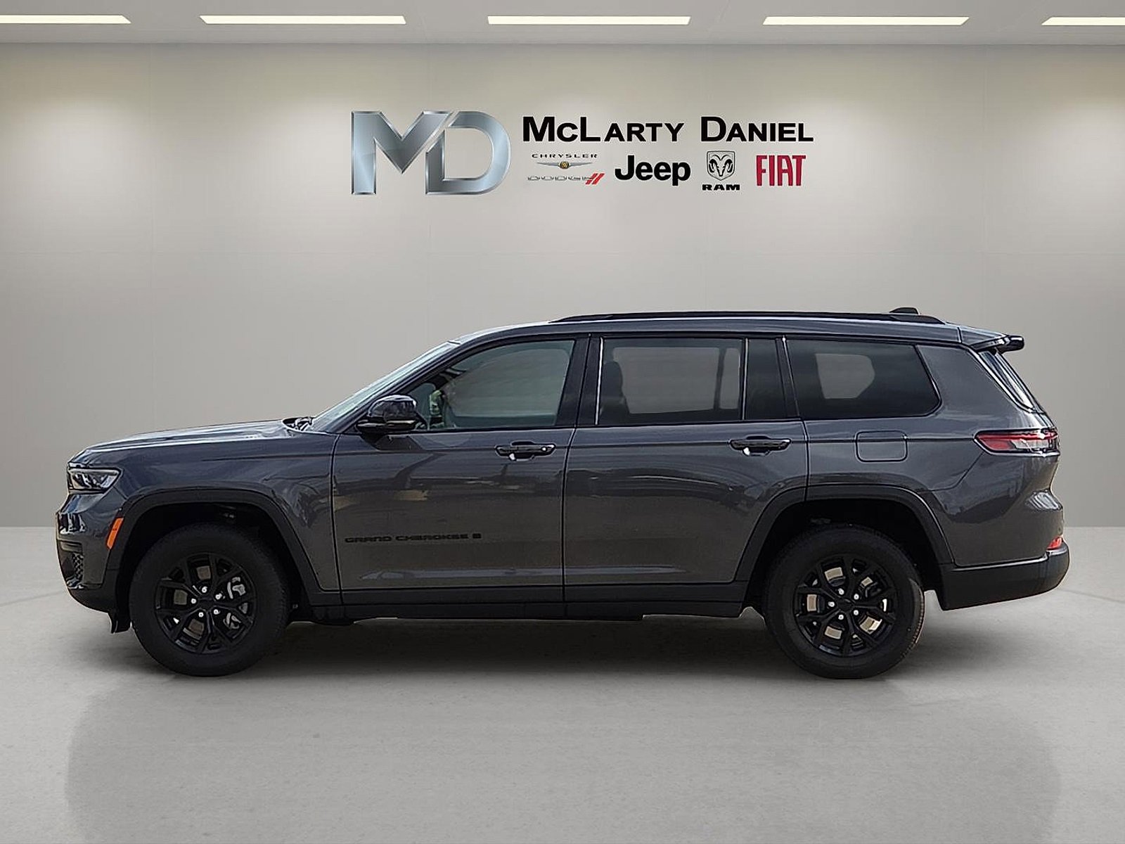 Used 2024 Jeep Grand Cherokee L Laredo image 3