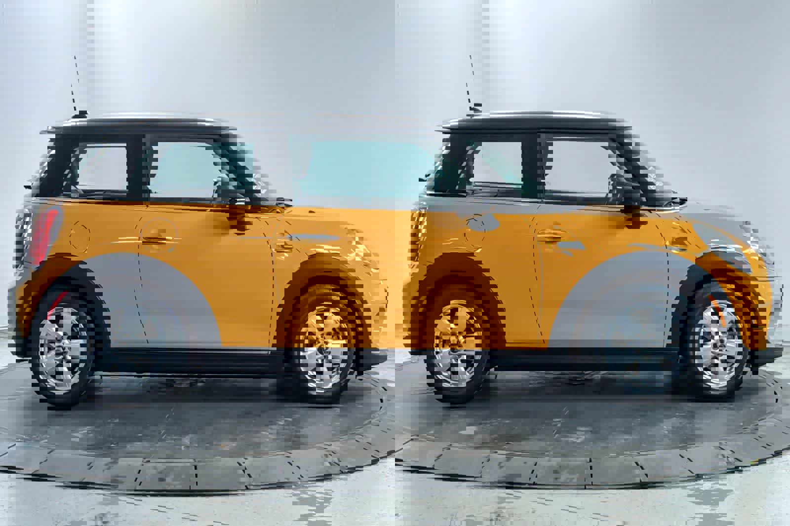 Used 2016 MINI Cooper 2-Door Hardtop image 8