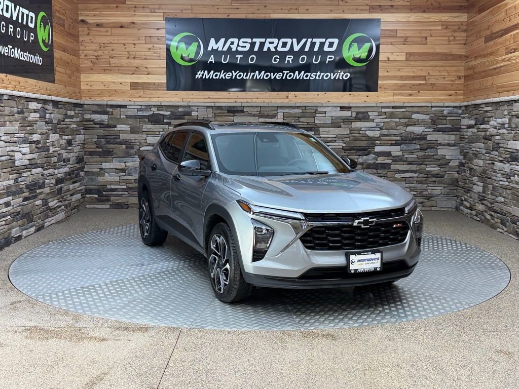 Used 2024 Chevrolet Trax RS w/ Sunroof Package image 2