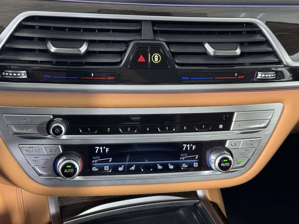 Used 2022 BMW 750i xDrive AWD/4WD image 28