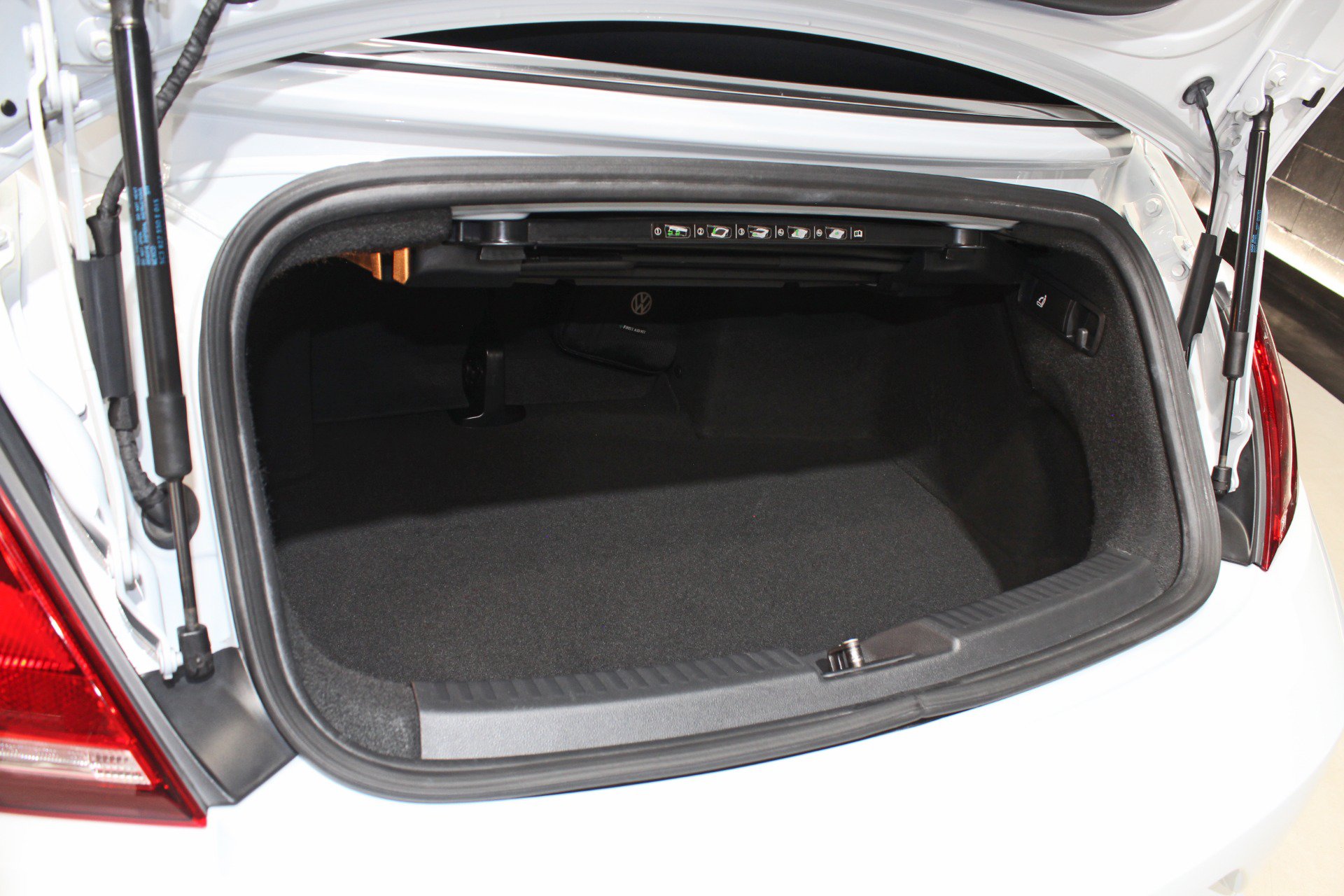 Used 2018 Volkswagen Beetle 2.0T SE FWD image 63