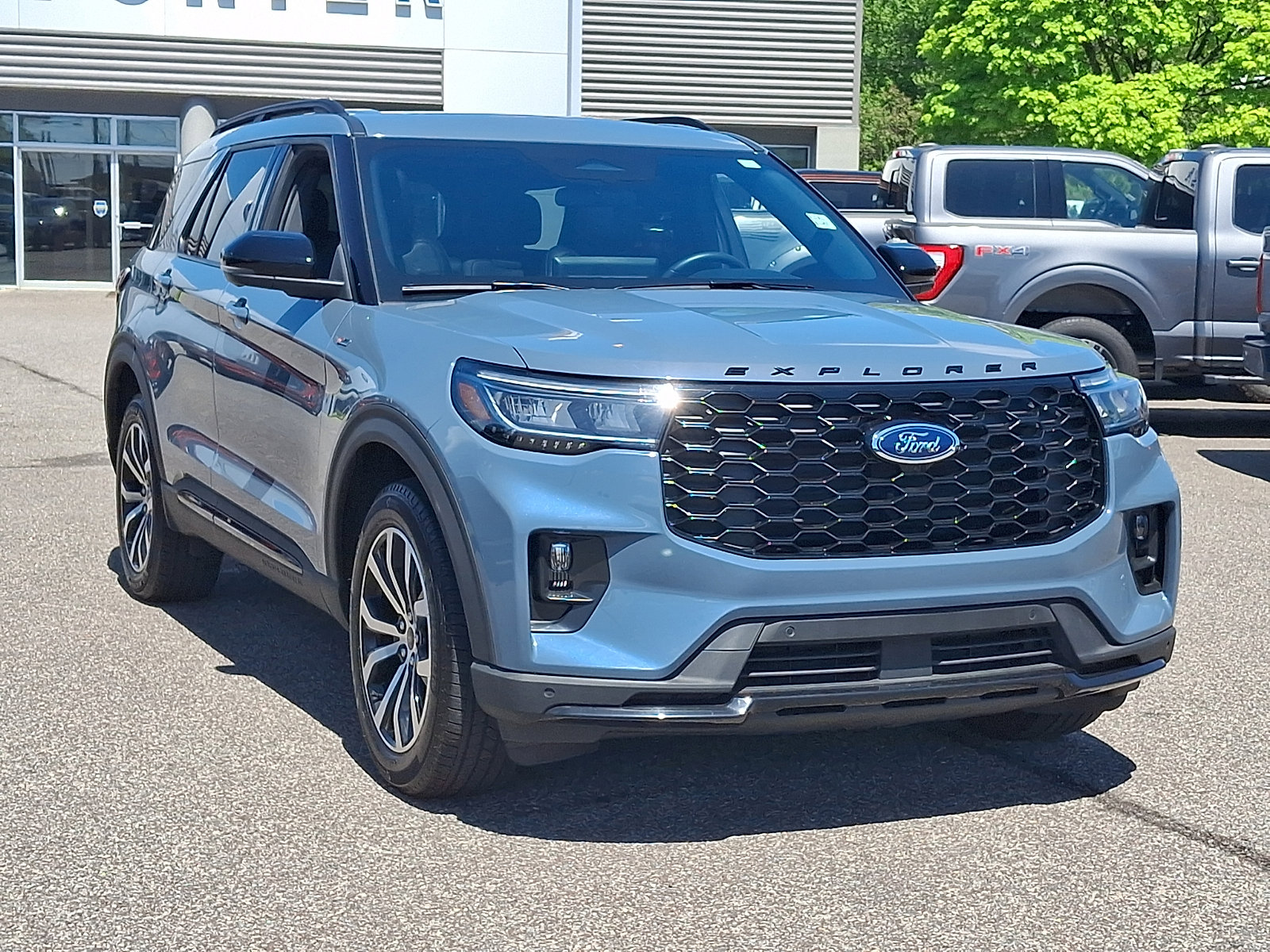 Used 2025 Ford Explorer ST-Line AWD/4WD image 2