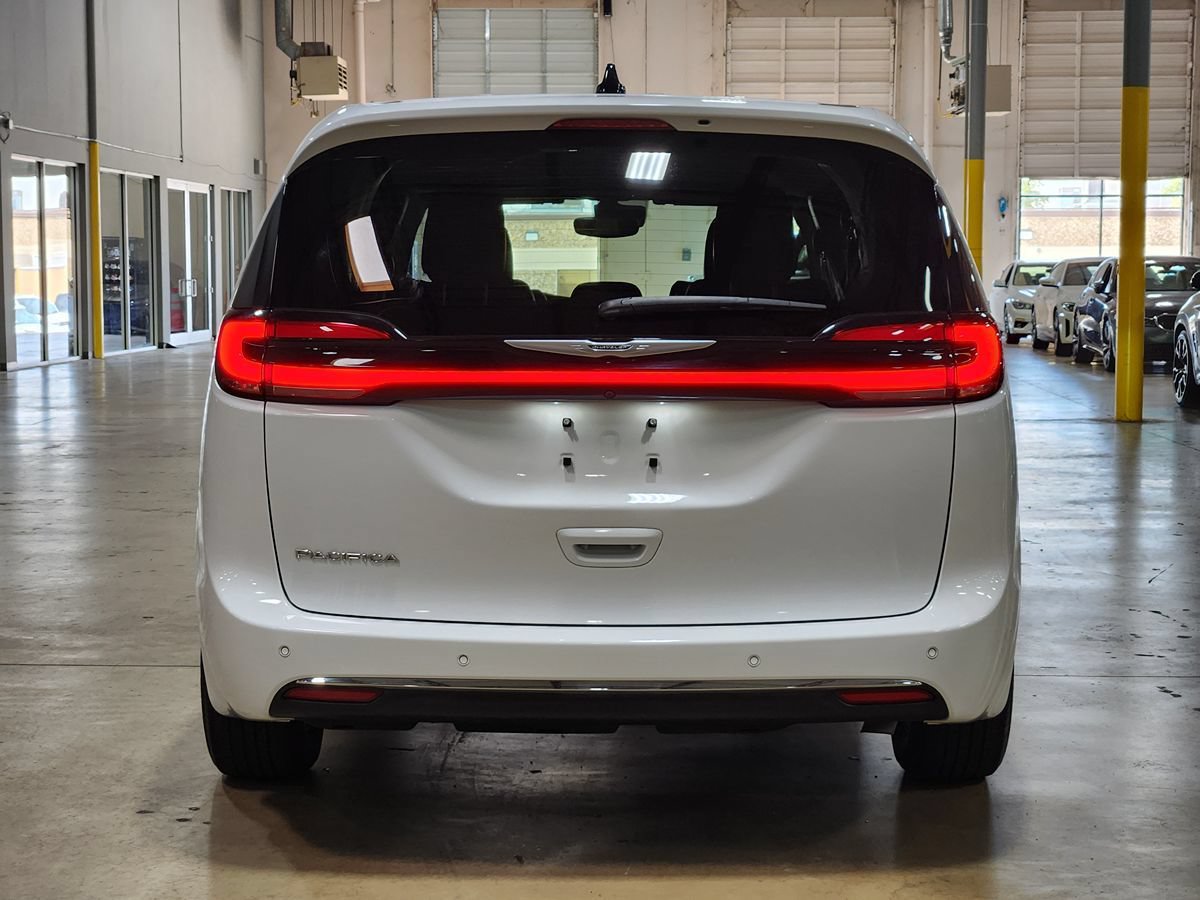 Used 2023 Chrysler Pacifica Touring-L FWD image 10