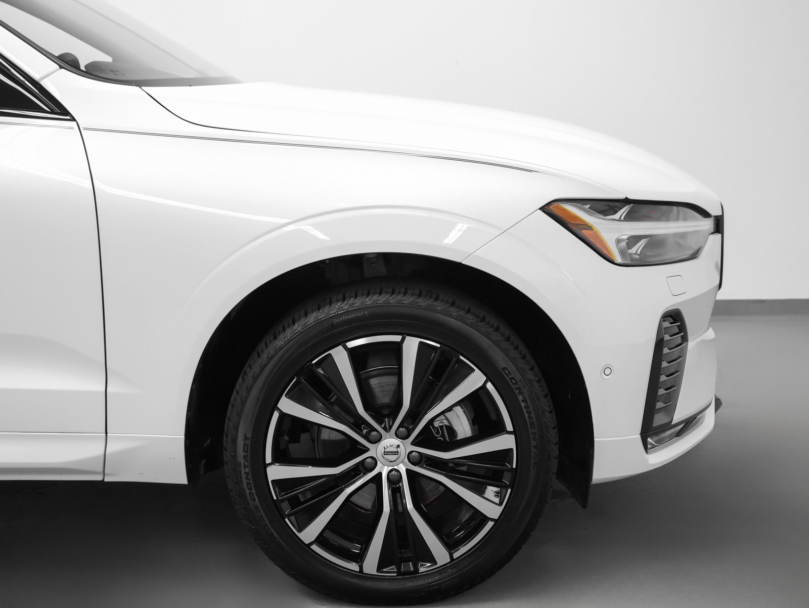 Used 2025 Volvo XC60 B5 Plus w/ Protection Package Premier image 15