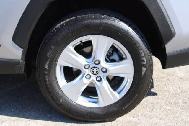 Used 2020 Toyota RAV4 LE w/ Carpet Mat Package AWD/4WD image 8