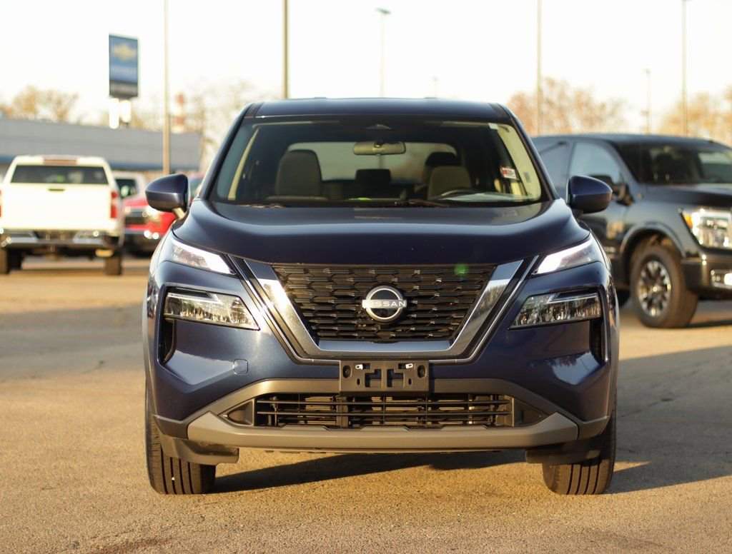 Used 2023 Nissan Rogue SV image 2