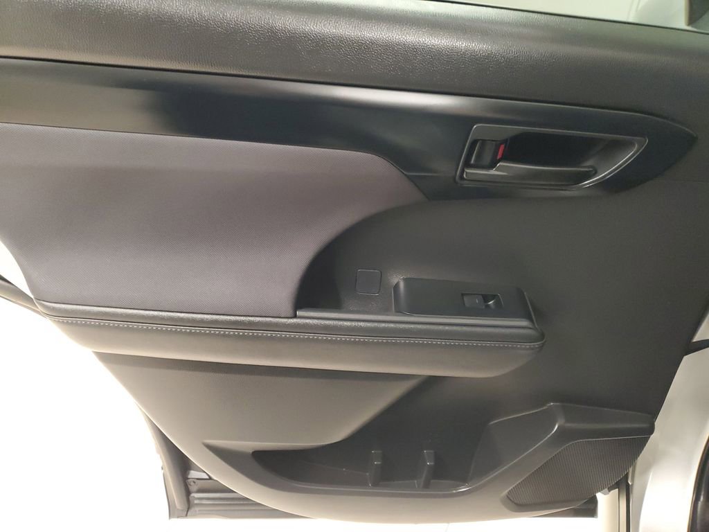 Used 2024 Toyota Highlander LE image 15