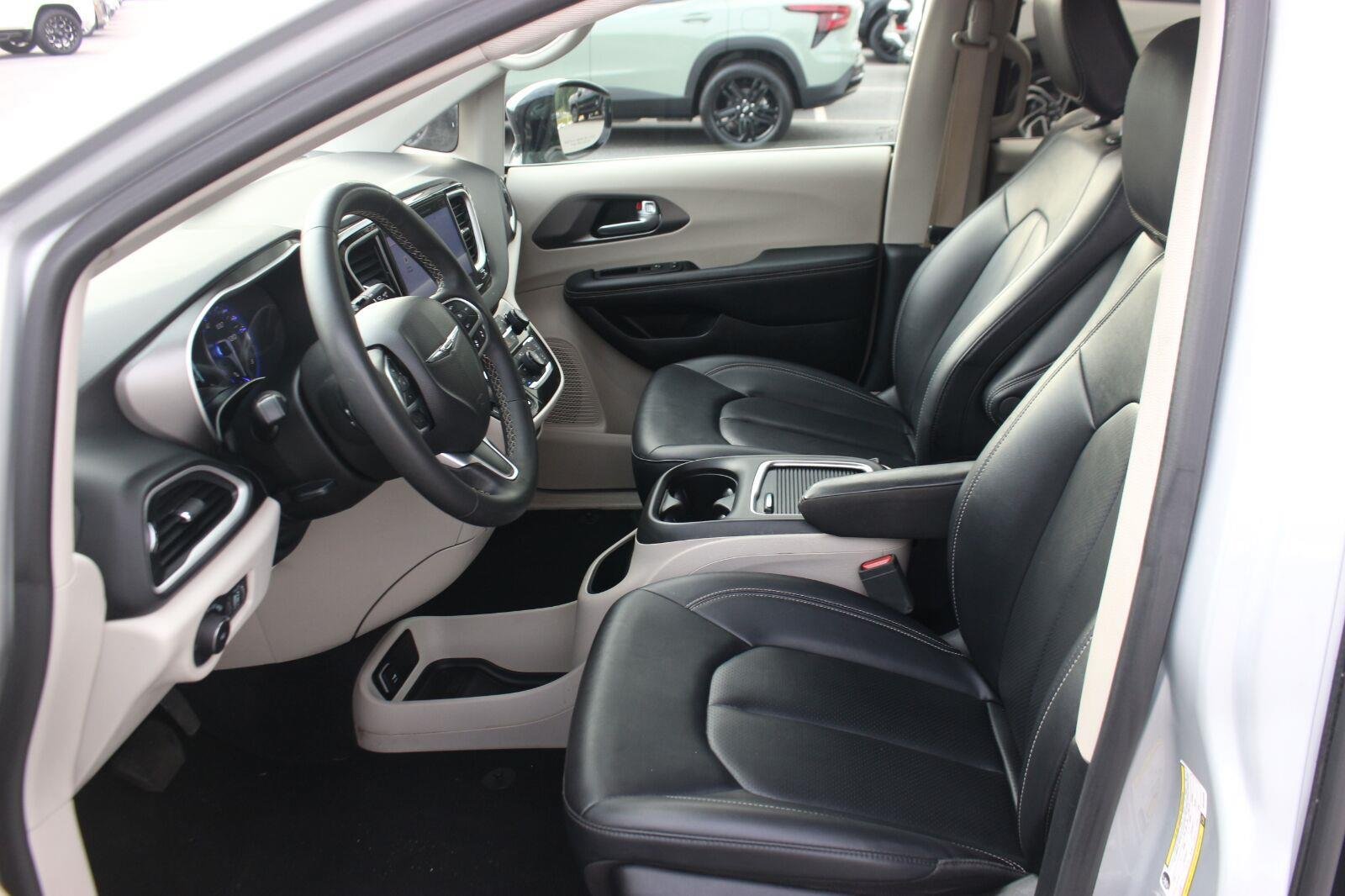 Used 2024 Chrysler Pacifica Touring-L FWD image 15