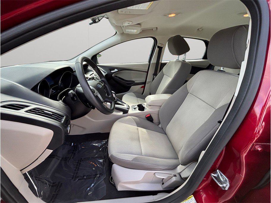 Used 2014 Ford Focus SE w/ SE Winter Package image 2