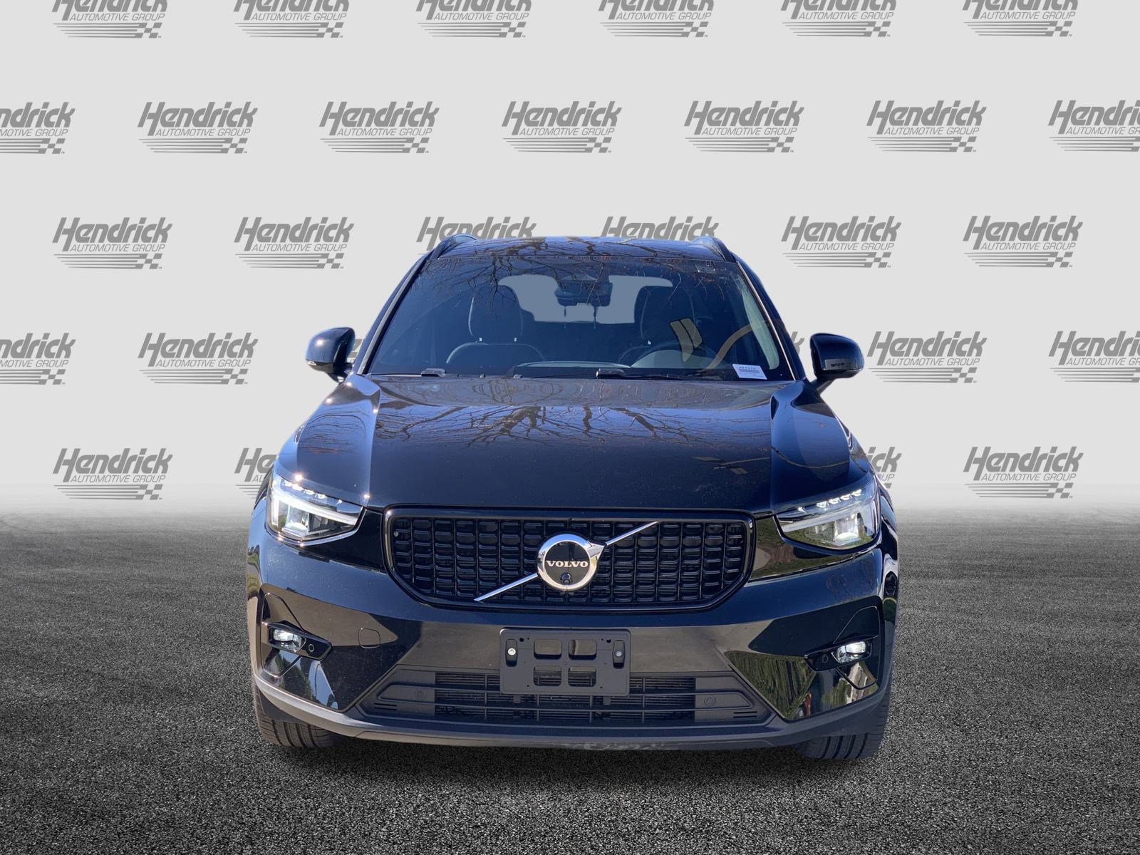 Used 2025 Volvo XC40 B5 Plus image 3