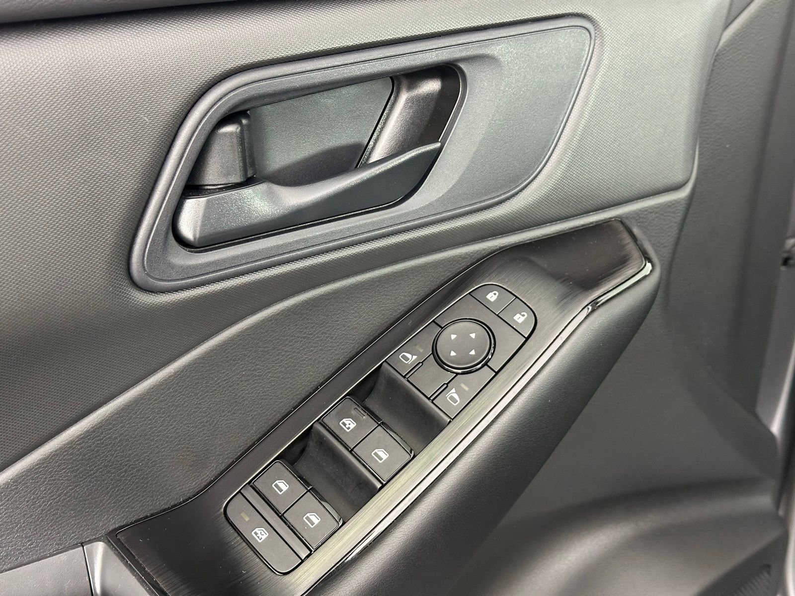 Used 2025 Nissan Rogue S image 32