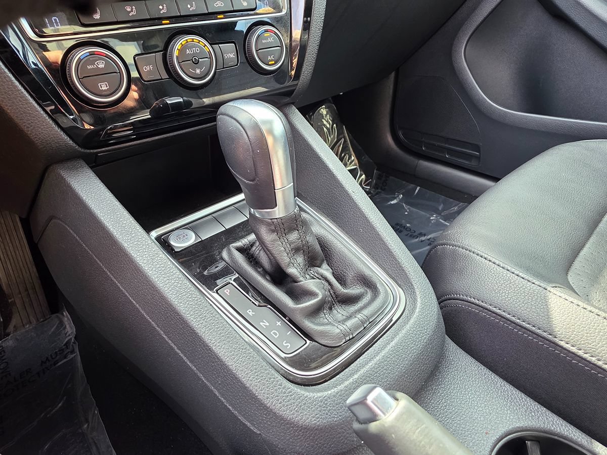 Used 2015 Volkswagen Jetta SEL FWD image 35