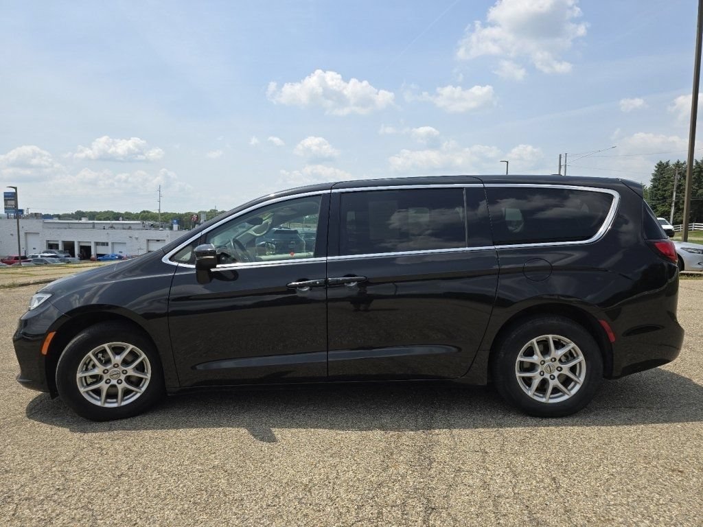 Used 2023 Chrysler Pacifica Touring-L FWD image 14