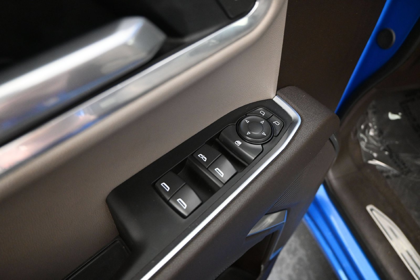 Used 2025 Chevrolet Silverado 1500 LT AWD/4WD image 6