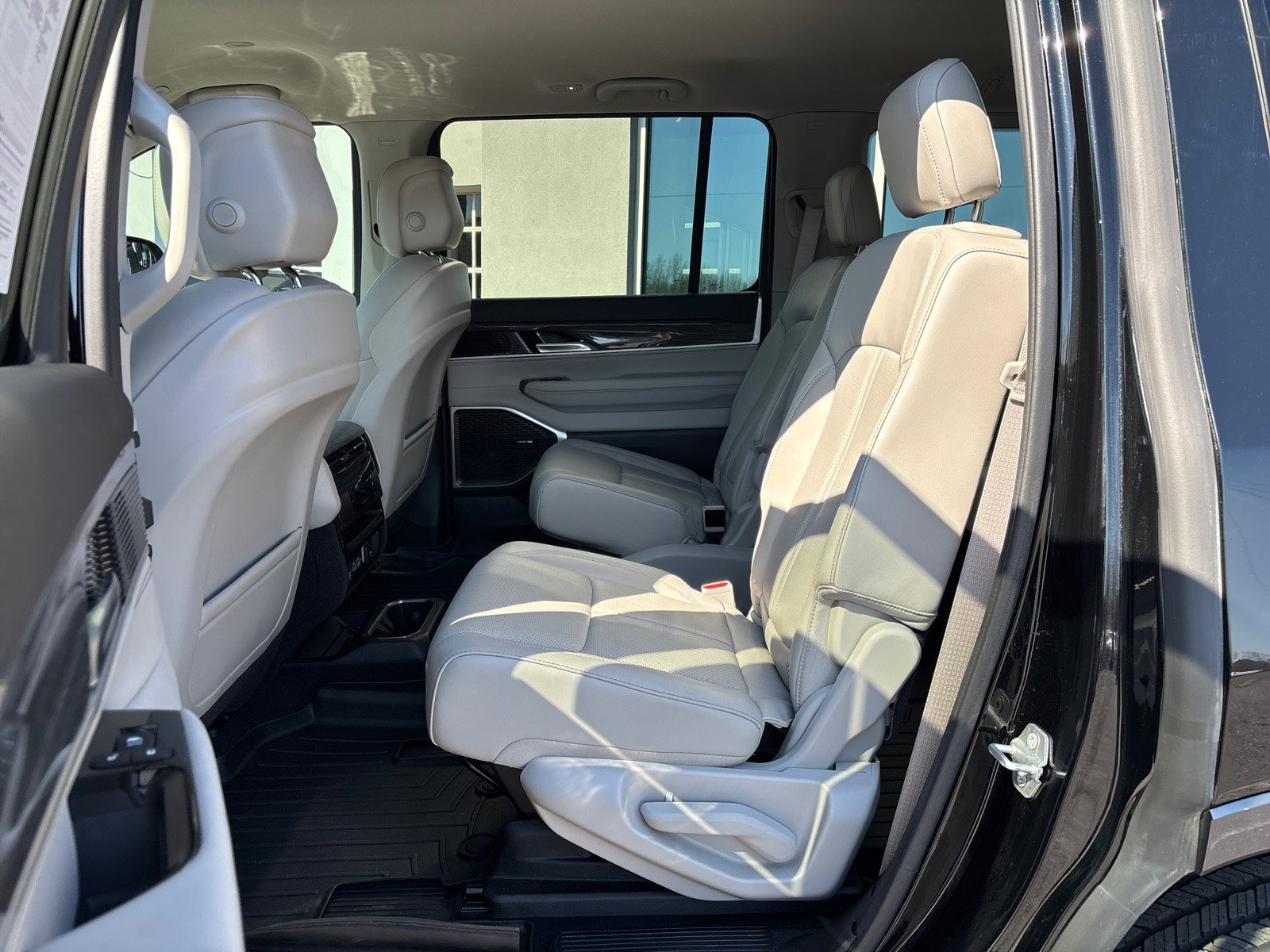 Used 2022 Jeep Wagoneer Series III w/ Flexible Seating Group image 33