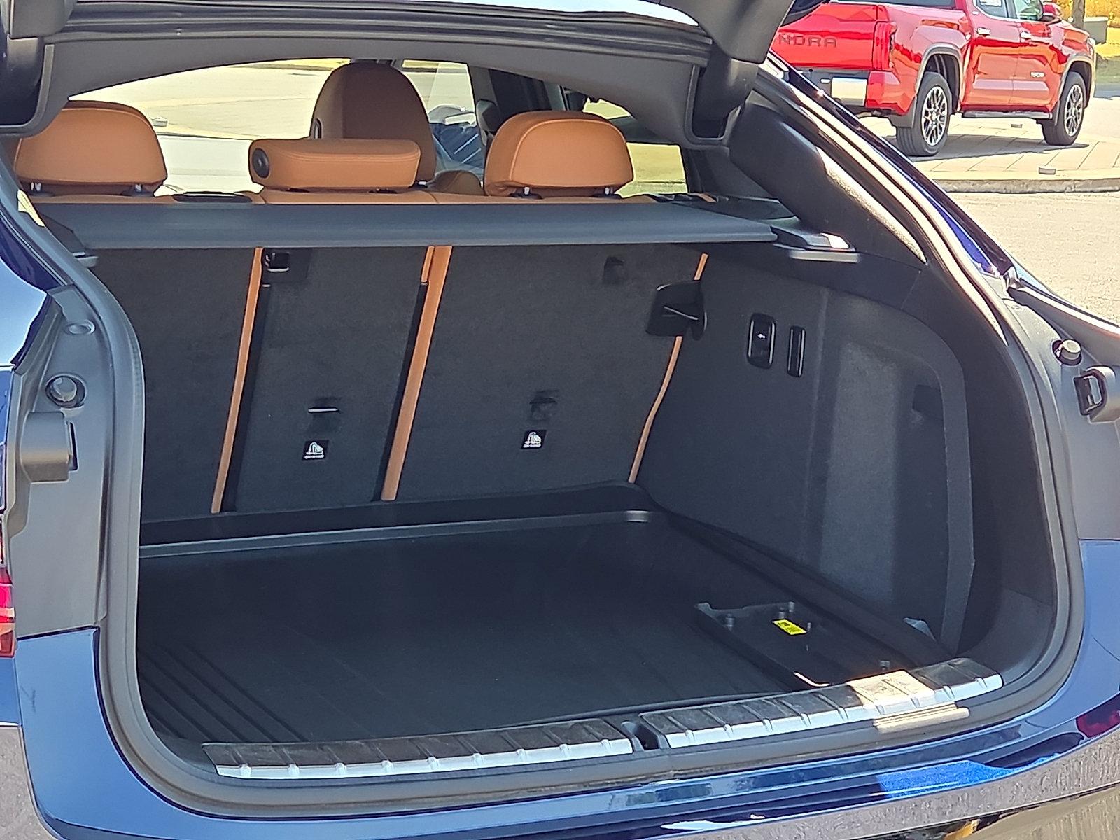 Used 2025 BMW X4 xDrive30i w/ Premium Package AWD/4WD image 9