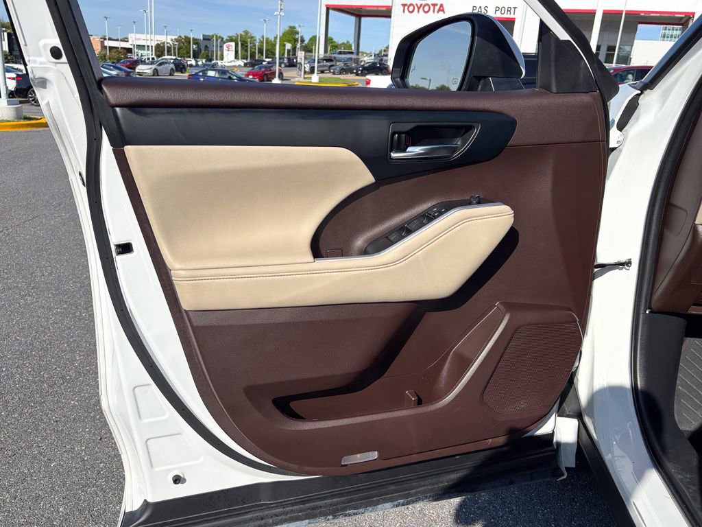 Used 2022 Toyota Highlander XLE AWD/4WD image 17