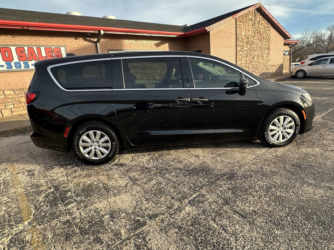 Used 2021 Chrysler Voyager L image 10