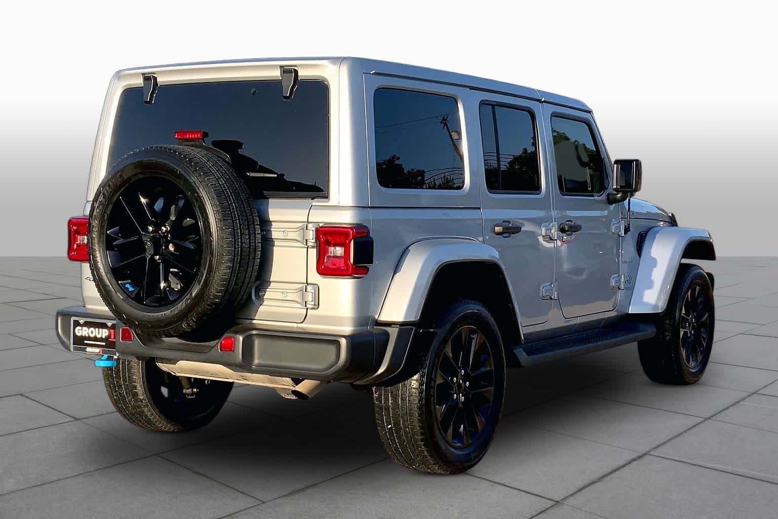 Used 2022 Jeep Wrangler Unlimited Sahara w/ Cold Weather Group AWD/4WD image 13