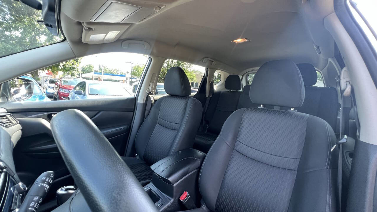 Used 2018 Nissan Rogue SV w/ Premium Package image 13