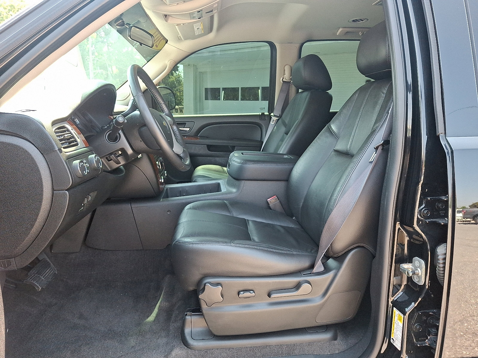 Used 2011 Chevrolet Suburban 2500 LT w/ Snow Plow Prep Package image 15