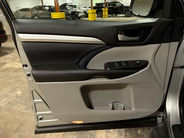 Certified 2017 Toyota Highlander XLE FWD image 32