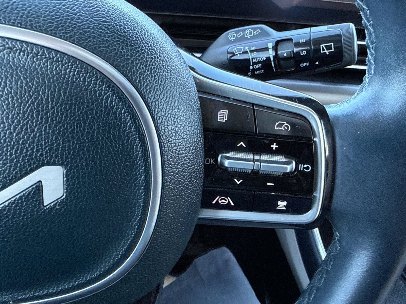 Used 2025 Kia Carnival SX w/ SX Dark Edition Package FWD image 26