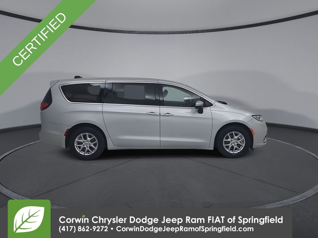 Certified 2023 Chrysler Pacifica Touring-L image 17