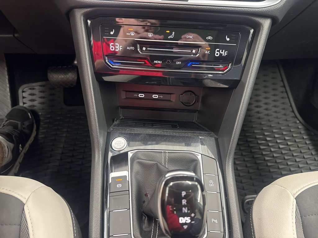 Certified 2025 Volkswagen Taos SE image 18