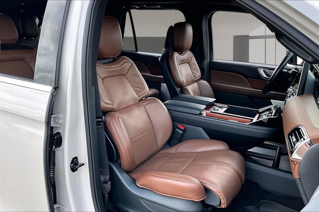 Used 2024 Lincoln Navigator L Reserve AWD/4WD image 7