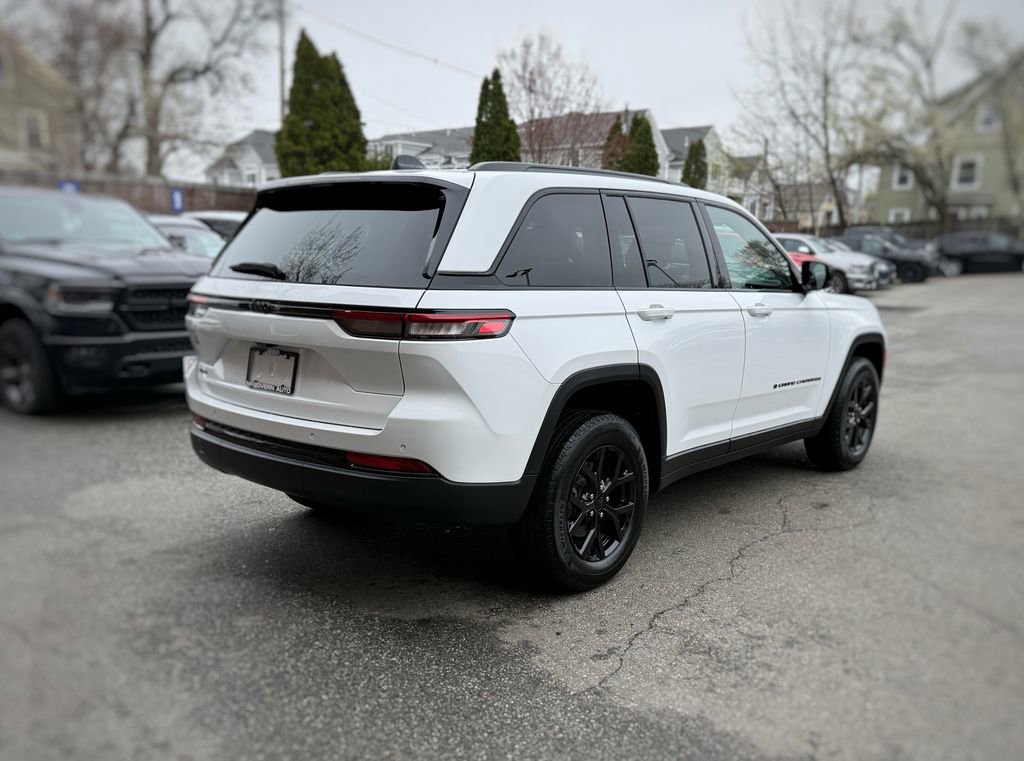 Used 2025 Jeep Grand Cherokee Altitude AWD/4WD image 8