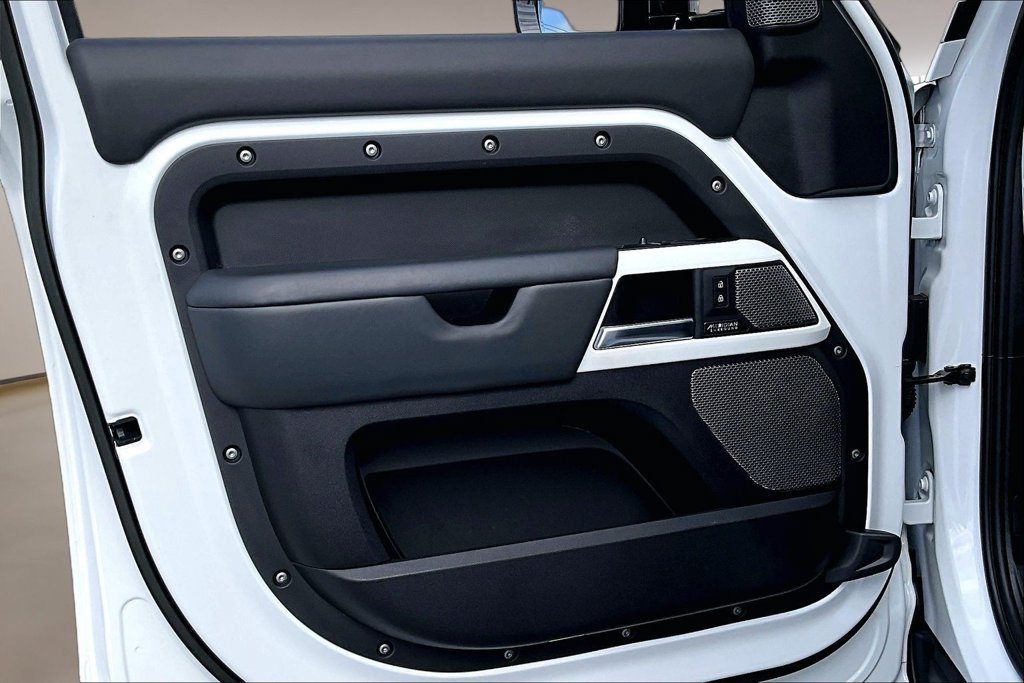 Certified 2023 Land Rover Defender 110 SE AWD/4WD image 18