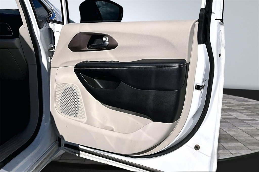 Certified 2023 Chrysler Voyager LX image 25