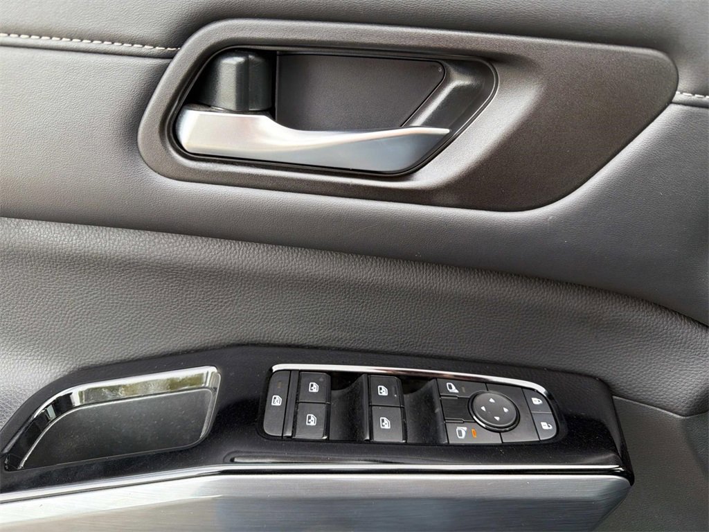 Used 2023 Nissan Pathfinder SL w/ Black Appearance Package image 18