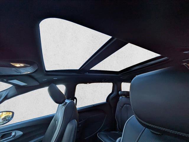 Used 2025 Chrysler Pacifica Limited FWD image 14
