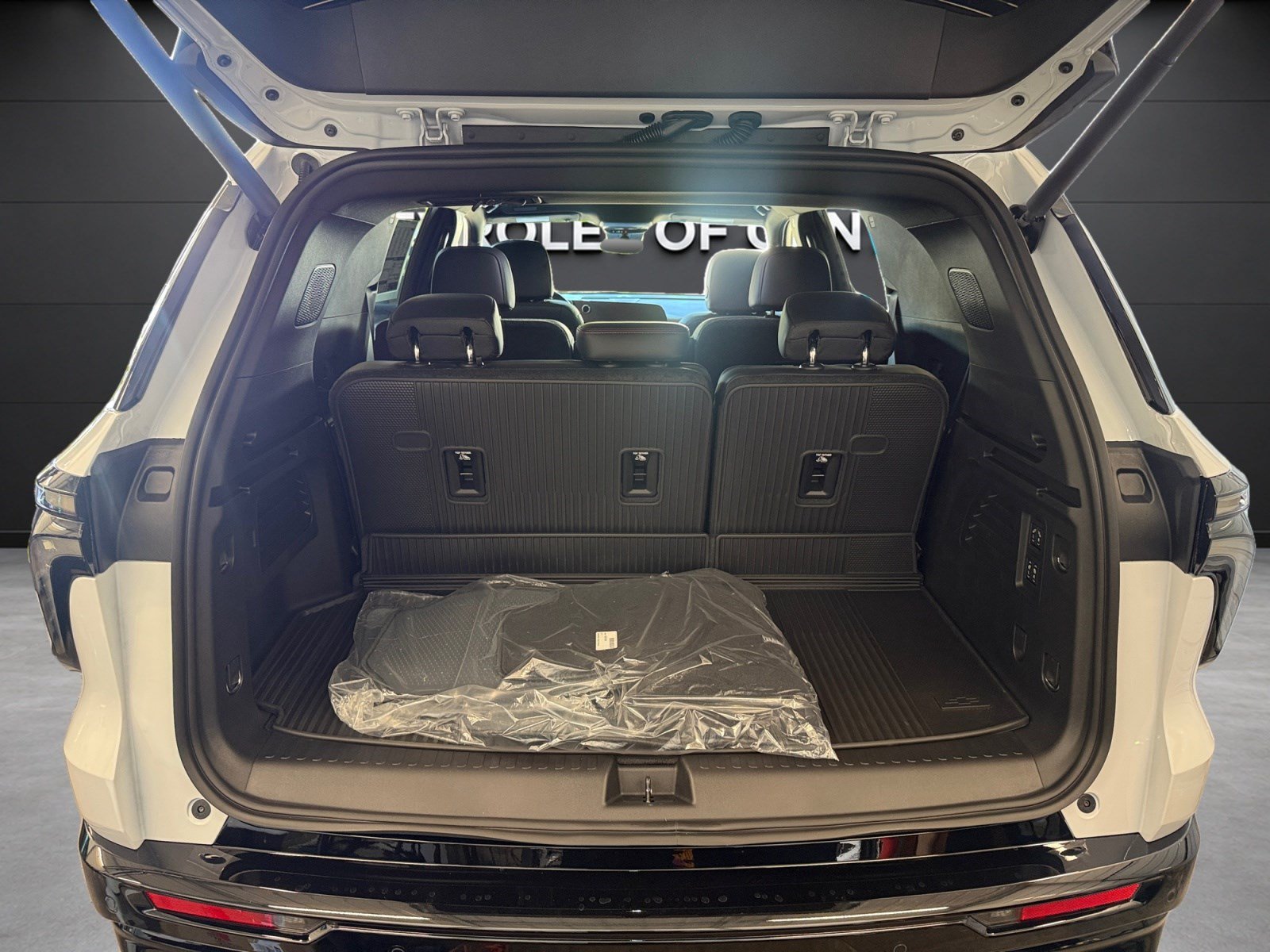New 2027 Chevrolet Traverse RS w/ LPO, Floor Liner Package FWD image 17
