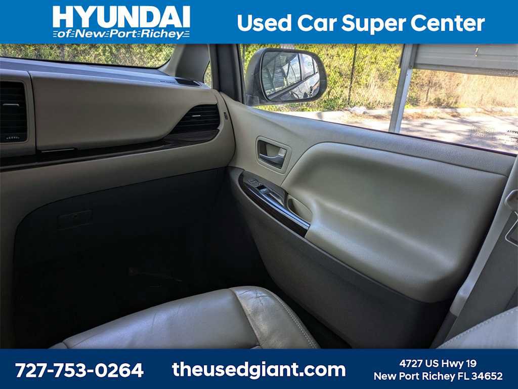 Used 2015 Toyota Sienna XLE image 23