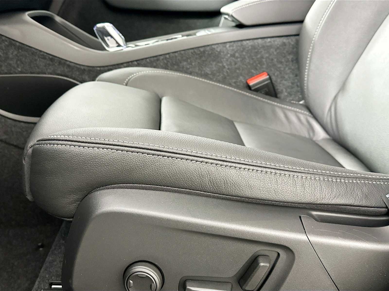 Used 2025 Volvo XC40 B5 Plus w/ Protection Package Premier image 15