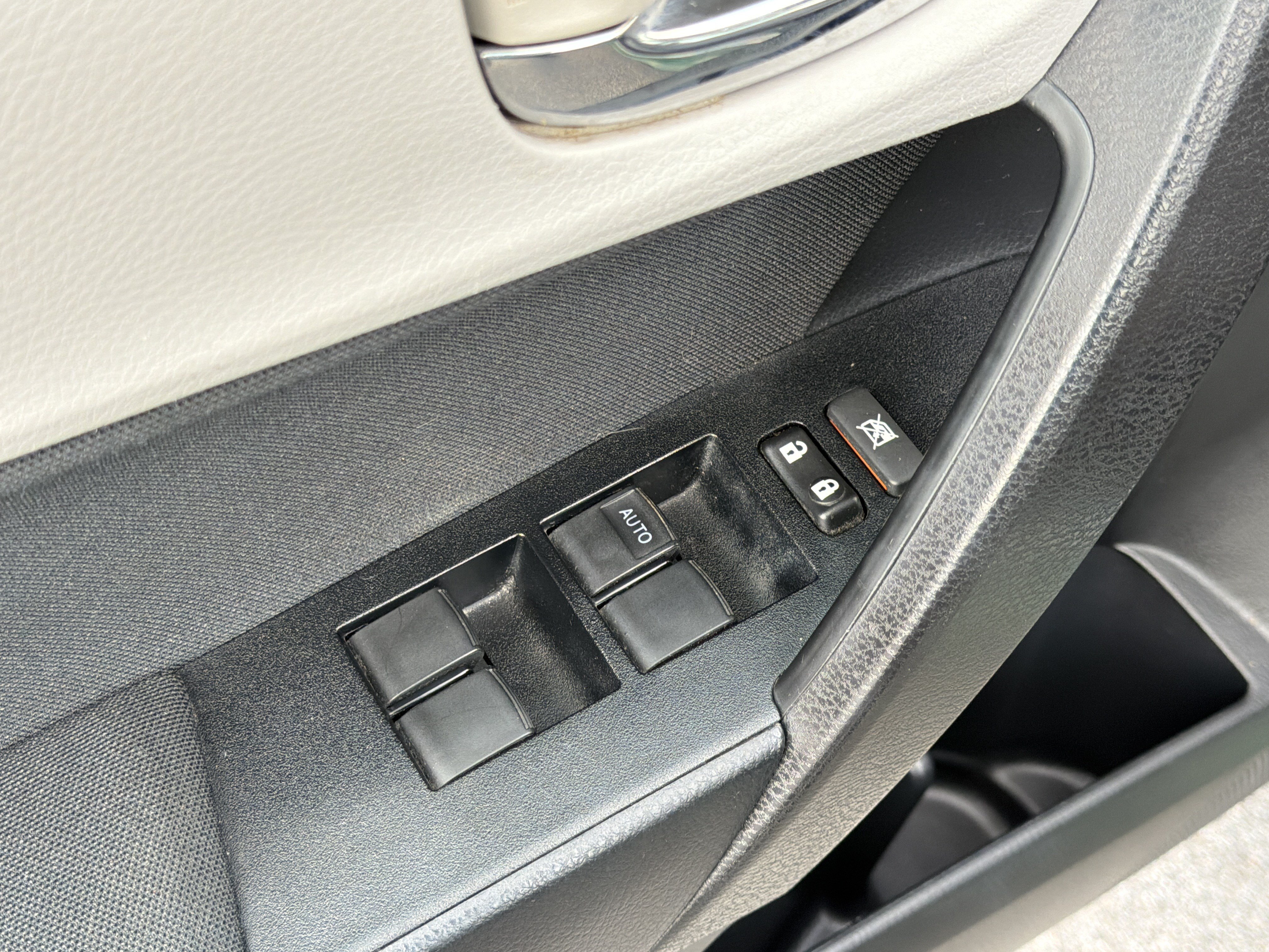 Used 2015 Toyota Corolla LE w/ Body Protection Package #1 FWD image 10