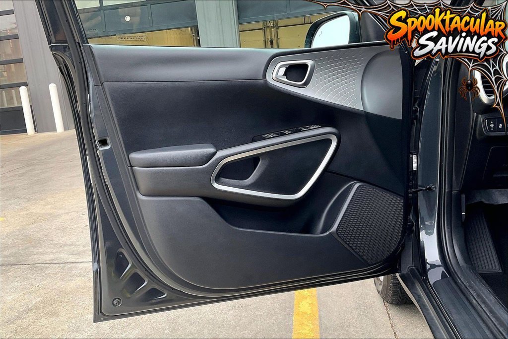 Used 2025 Kia Soul LX w/ LX Technology Package FWD image 22