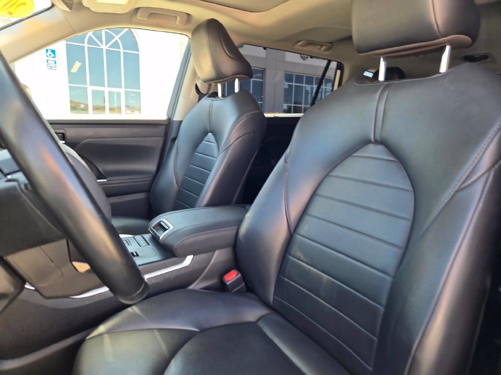 Used 2021 Toyota Highlander XLE FWD image 19