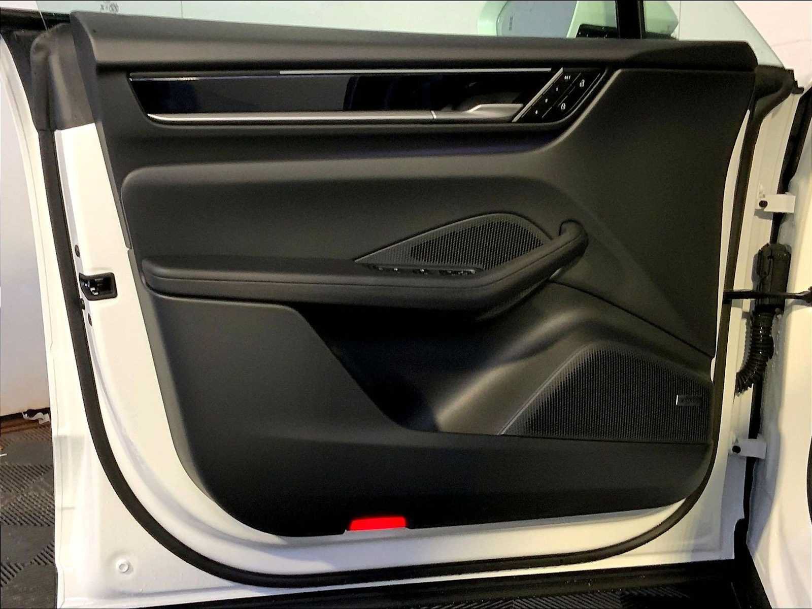 New 2026 Porsche Macan 4 Electric AWD/4WD image 20