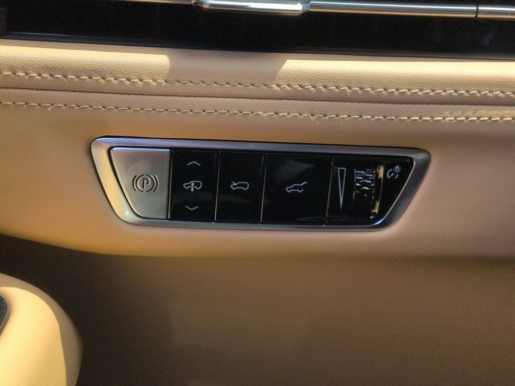 Certified 2025 Cadillac Escalade IQ Luxury 2 AWD/4WD image 18