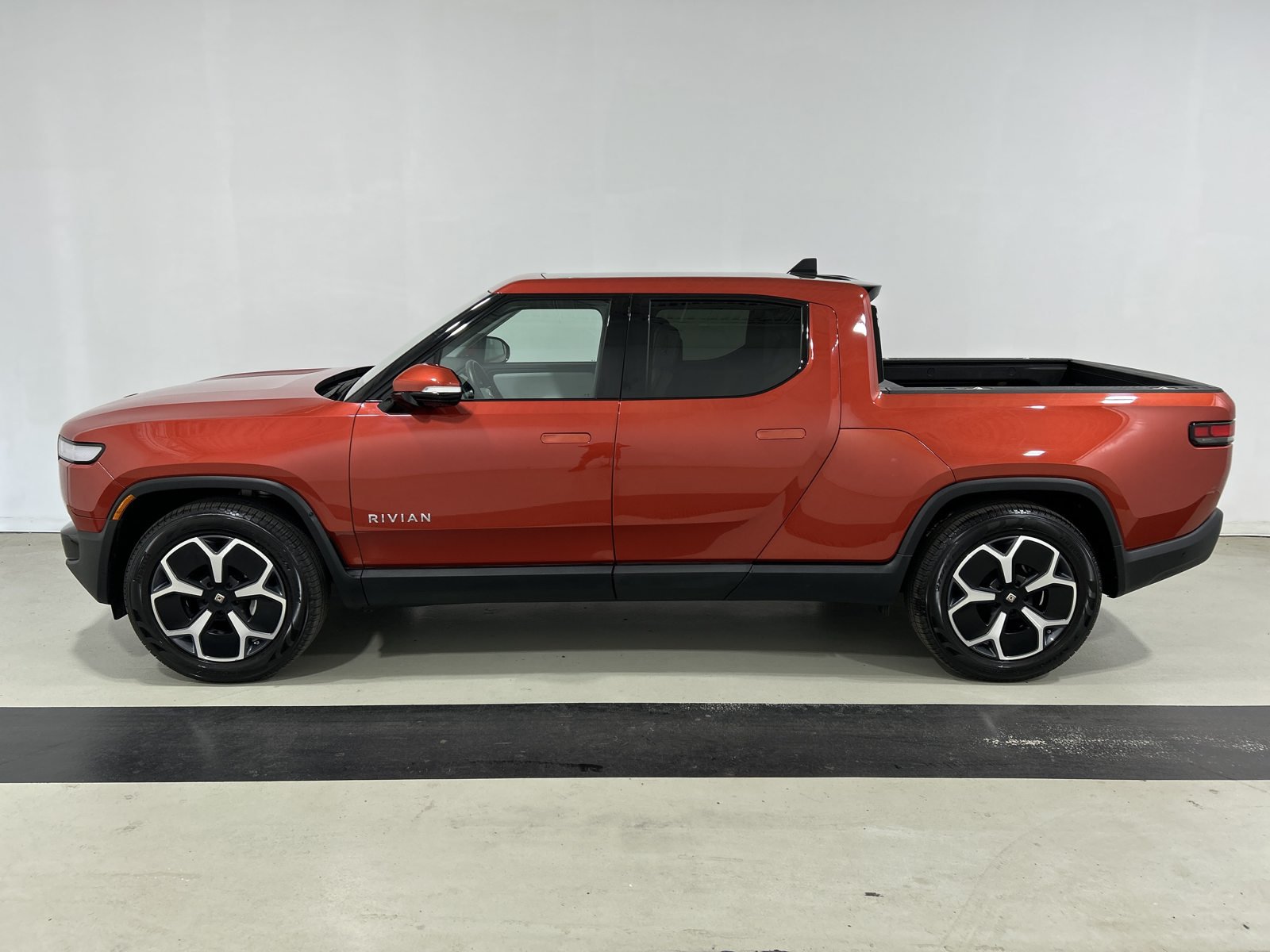 Used 2024 Rivian R1T Adventure Dual AWD/4WD image 2