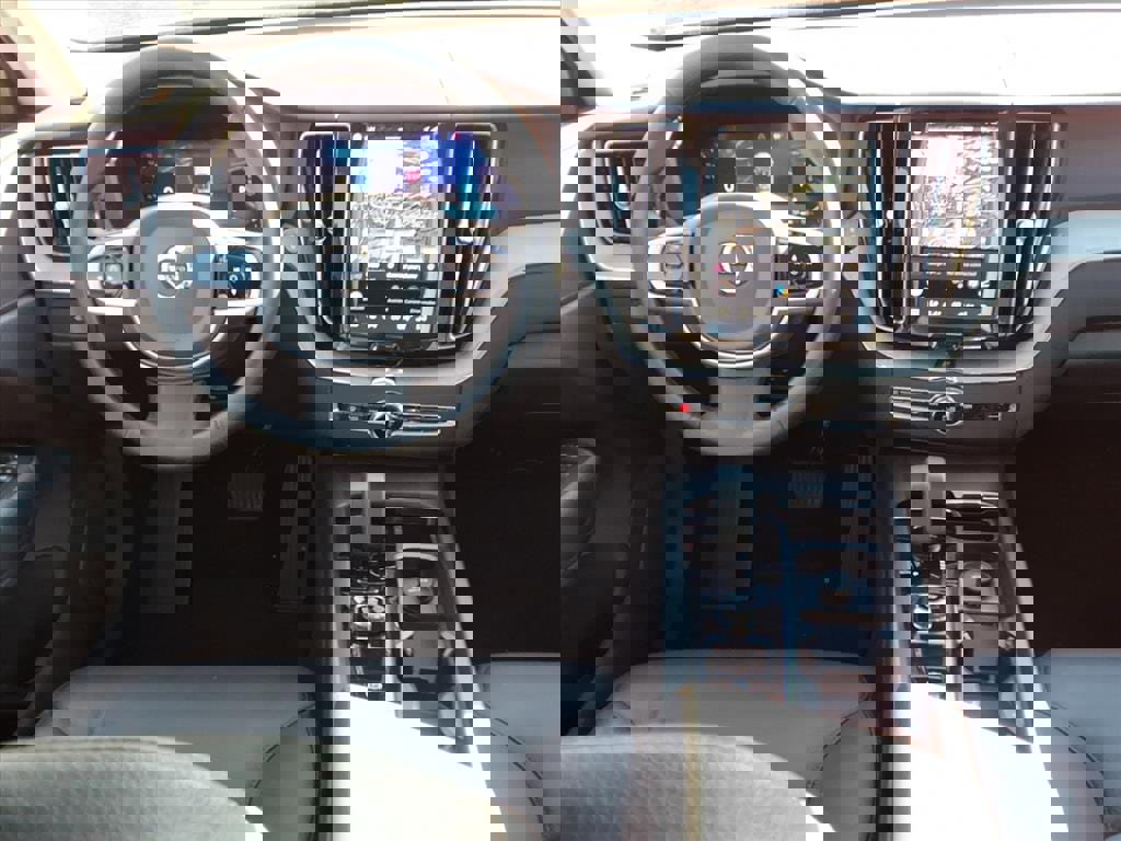 Certified 2025 Volvo XC60 B5 Plus image 13