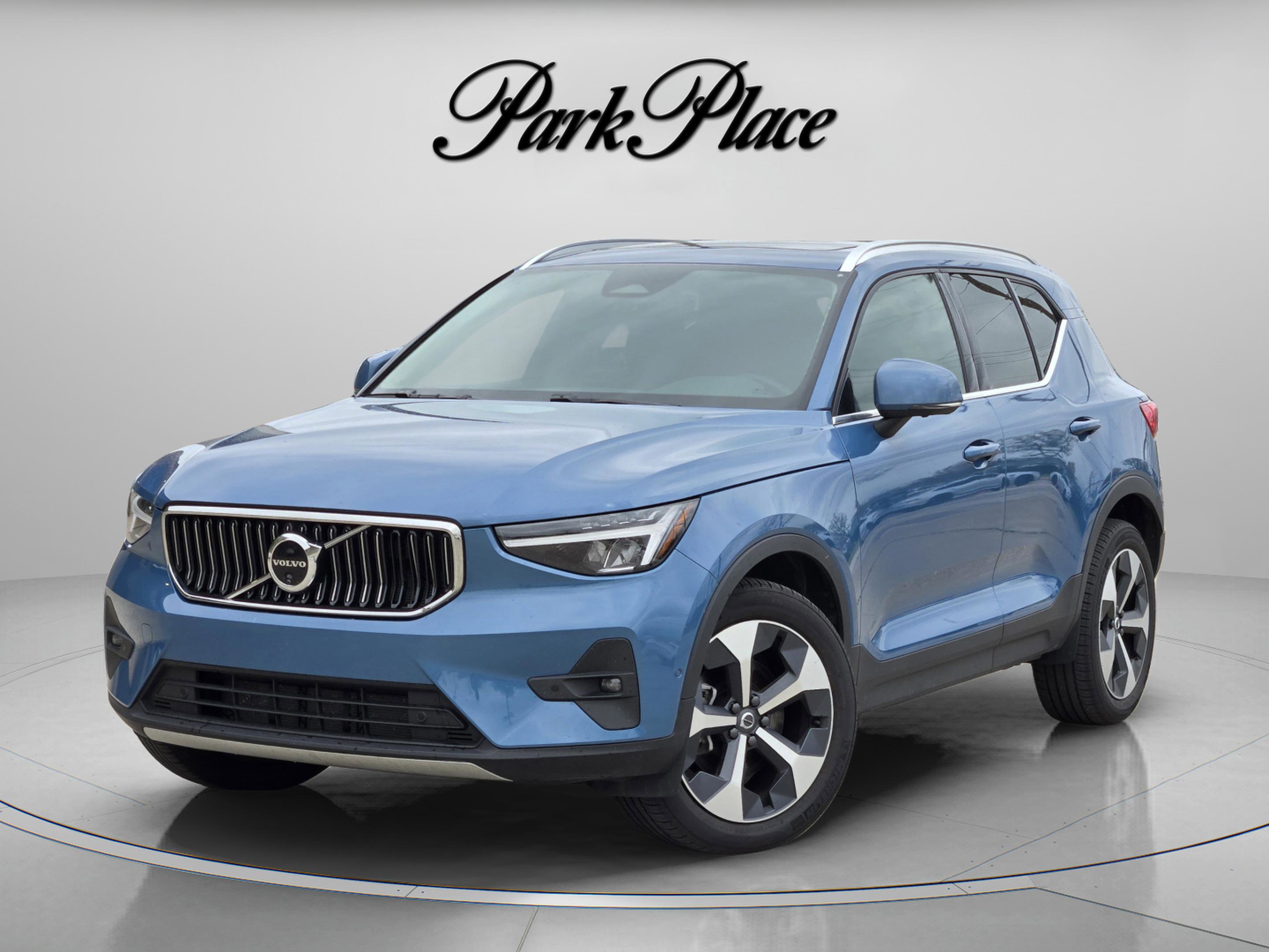 Used 2025 Volvo XC40 B5 Plus image 1