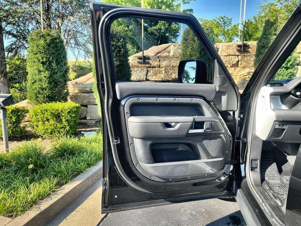 Used 2026 Land Rover Defender 130 X-Dynamic SE AWD/4WD image 17