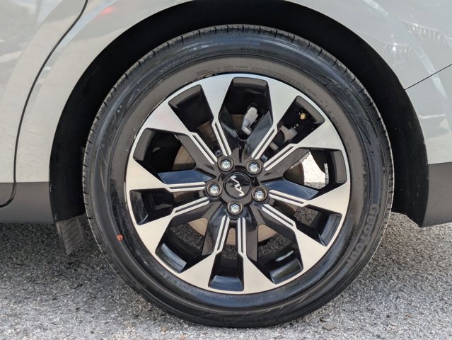 Used 2023 Kia Carnival EX image 25