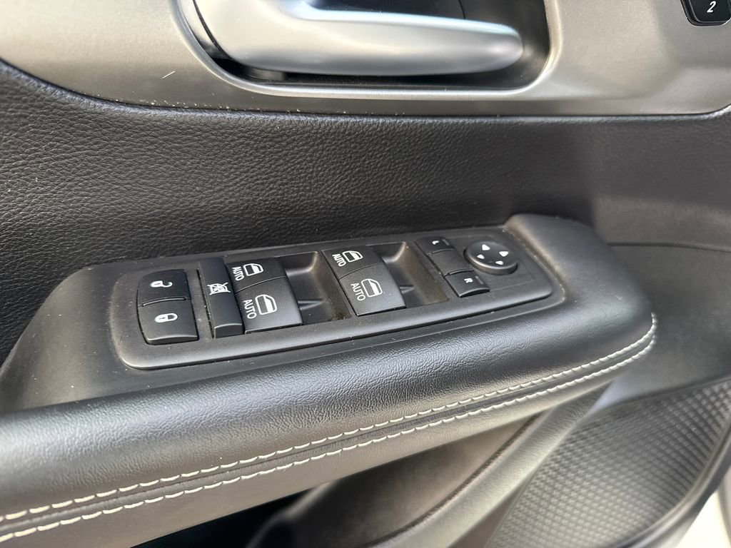 Used 2025 Chrysler Pacifica Select image 11